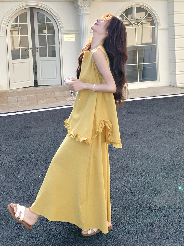 Trendy Yellow Sleeveless Vest and Skirt Set for Women - Summer Vacation Style, Two-Piece Dress Outfit Trendy Yellow Sleeveless Vest and Skirt Set for Women - Summer Vacation Style, Two-Piece Dress Outfit