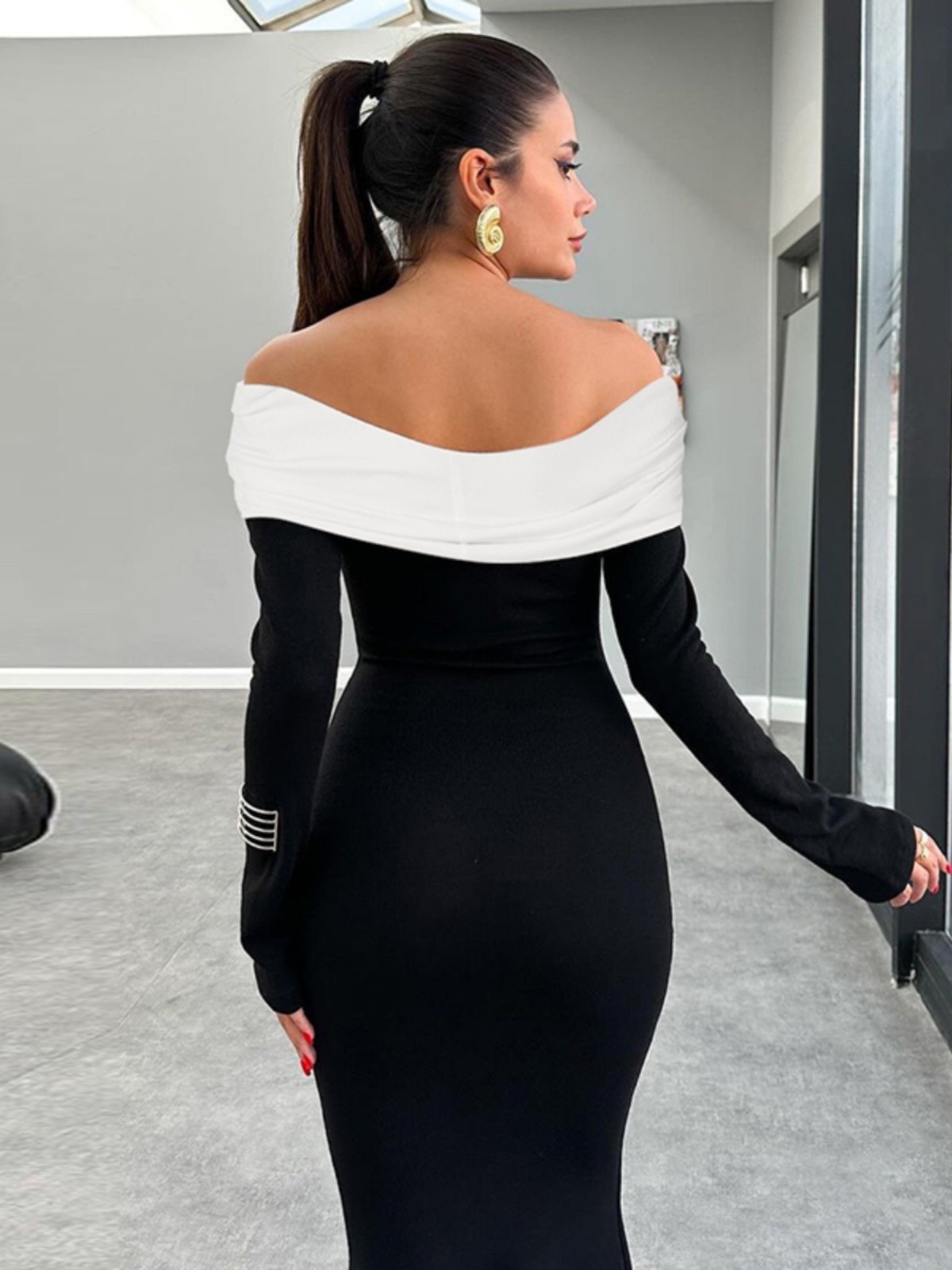 Two-Tone Spliced Off-the-Shoulder Long Sleeve Dress for Women, Fitted Knee-Length Skirt, European American Instagram Style Two-Tone Spliced Off-the-Shoulder Long Sleeve Dress for Women, Fitted Knee-Length Skirt, European American Instagram Style