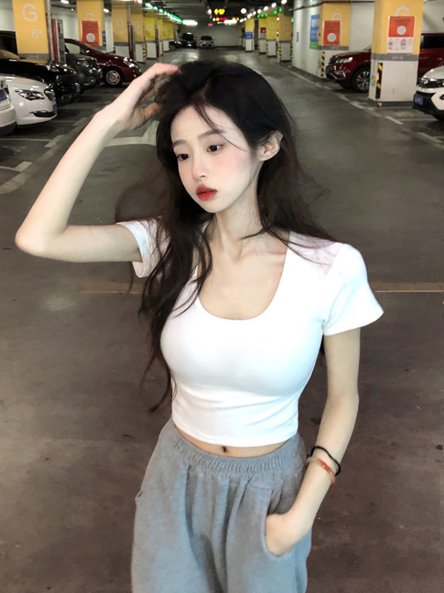 U-Neck White Jazz T-Shirt for K-Pop Performance - Sweet and Spicy Tight Fit Top, 90s Inspired Style