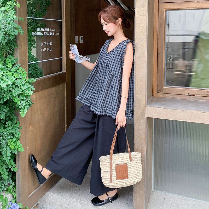 V-Neck Plaid Sleeveless Tank Top & Wide-Leg Pants Two-Piece Set for Women â€“ Summer Casual Outfit, Age-Reducing Style, Relaxed Fit