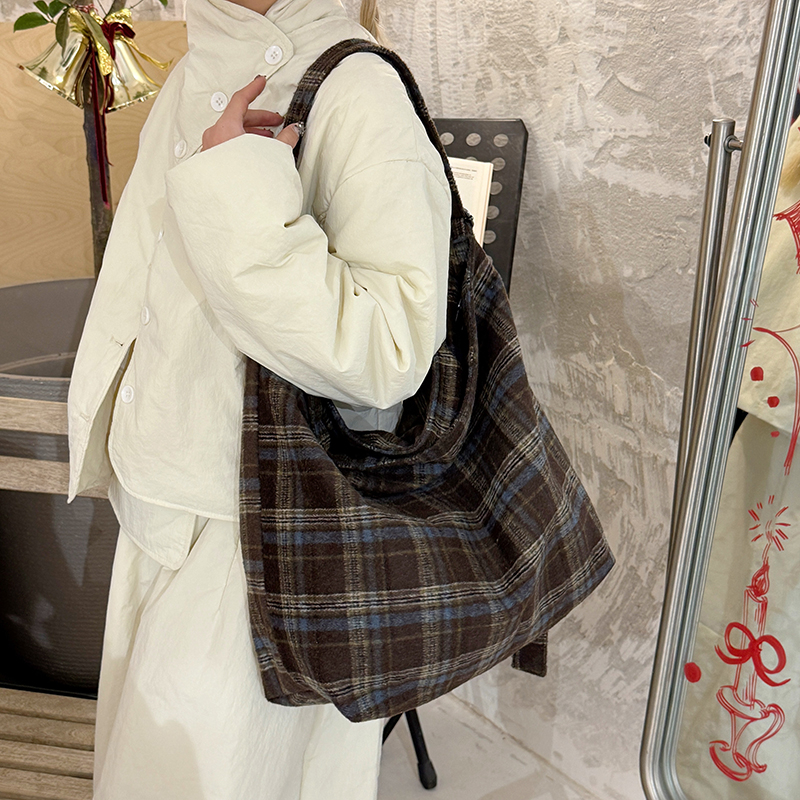 Versatile Woolen Plaid Commuter Bag - Large Capacity Shoulder Crossbody Bag for Women and Female Students - Autumn/Winter Fashion Versatile Woolen Plaid Commuter Bag - Large Capacity Shoulder Crossbody Bag for Women and Female Students - Autumn/Winter Fashion