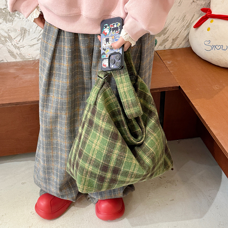 Versatile Woolen Plaid Commuter Bag - Large Capacity Shoulder Crossbody Bag for Women and Female Students - Autumn/Winter Fashion Versatile Woolen Plaid Commuter Bag - Large Capacity Shoulder Crossbody Bag for Women and Female Students - Autumn/Winter Fashion