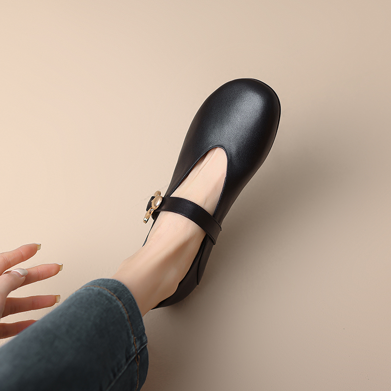 Vintage French Round-Toe One-Strap Mary Jane Shoes with Slimming V-Cut - Retro Grandma Style Footwear Vintage French Round-Toe One-Strap Mary Jane Shoes with Slimming V-Cut - Retro Grandma Style Footwear