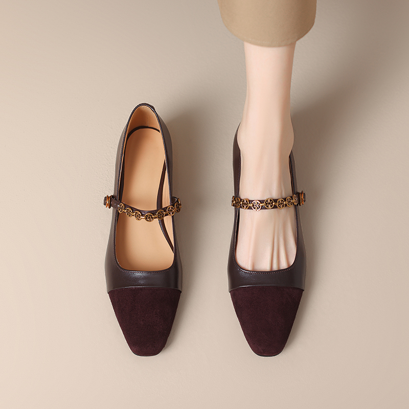 Vintage French Square Toe One-Strap Mary Jane Shoes for Women - Chunky Heel with Chain Detail - Retro 90s Style Footwear