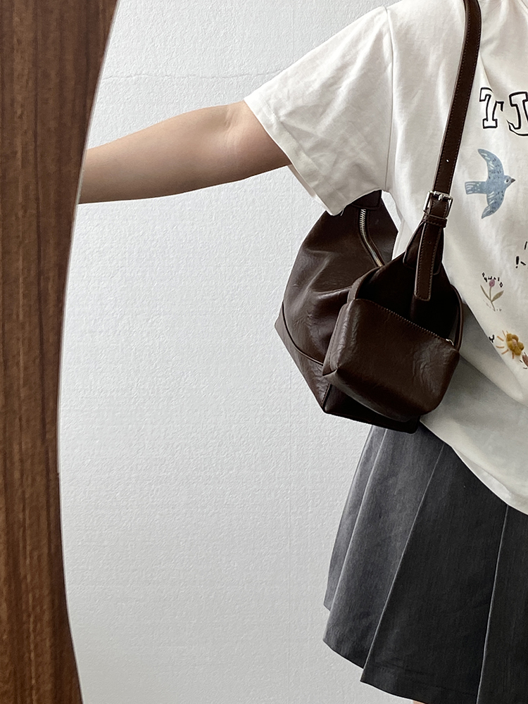 Vintage High-End Women's Crossbody Bag - Stylish Underarm Handheld Shoulder Bag for Commuter Chic, Niche Fashion 2025 Vintage High-End Women's Crossbody Bag - Stylish Underarm Handheld Shoulder Bag for Commuter Chic, Niche Fashion 2025