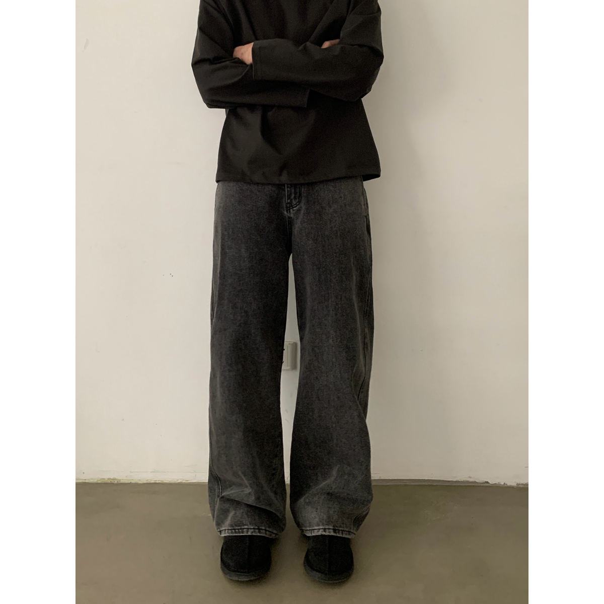 Vintage-Inspired Faded Black Loose Fit Jeans for Men and Women - Trendy Unisex Long Pants with Clean Design