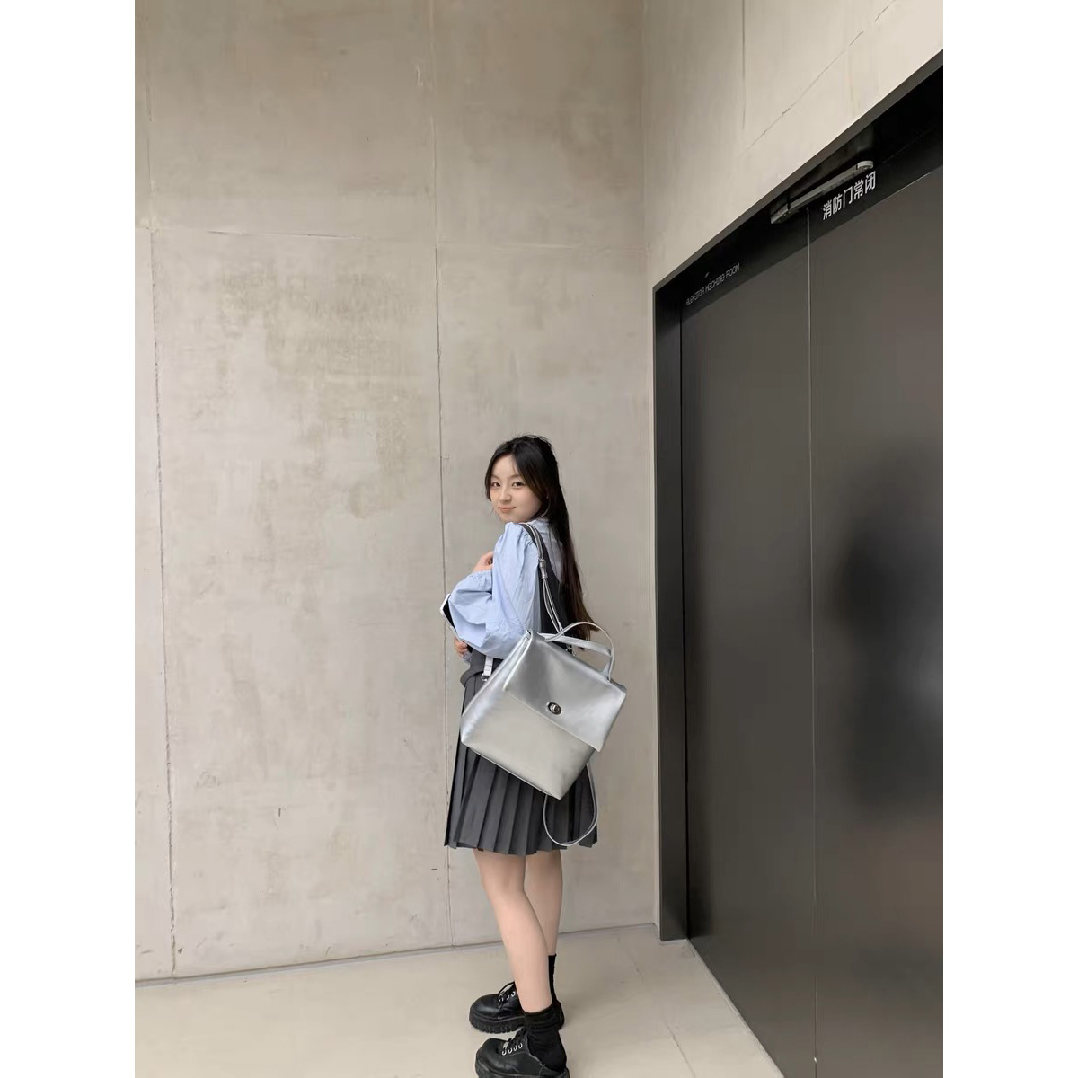 Vintage Oil Wax Leather Backpack for Women - Fashionable Versatile Large Capacity Commuter School Bag, Silver Minimalist Shoulder Bag