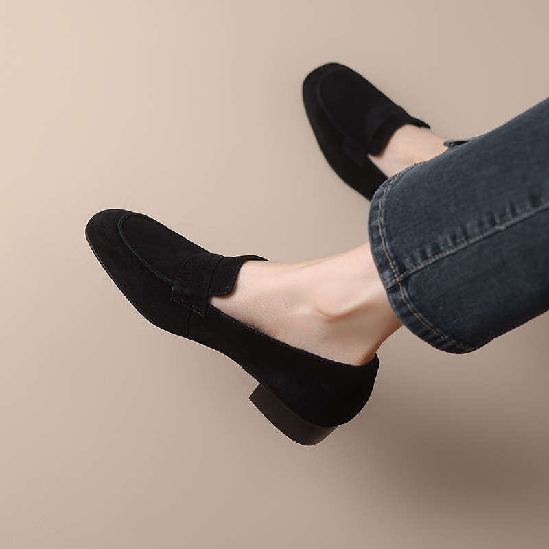 Vintage Round-Toe Slip-On Loafers in Suede Sheepskin with Flat Rubber Sole - Comfortable Retro Style Footwear Vintage Round-Toe Slip-On Loafers in Suede Sheepskin with Flat Rubber Sole - Comfortable Retro Style Footwear