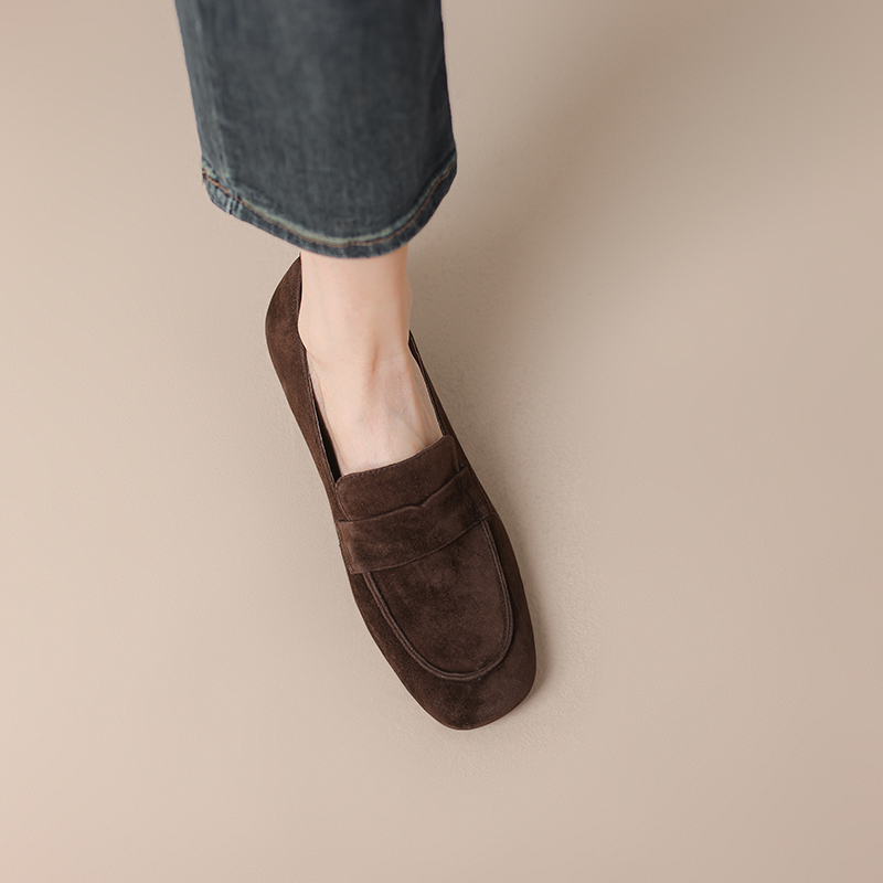 Vintage Round-Toe Slip-On Loafers in Suede Sheepskin with Flat Rubber Sole - Comfortable Retro Style Footwear Vintage Round-Toe Slip-On Loafers in Suede Sheepskin with Flat Rubber Sole - Comfortable Retro Style Footwear