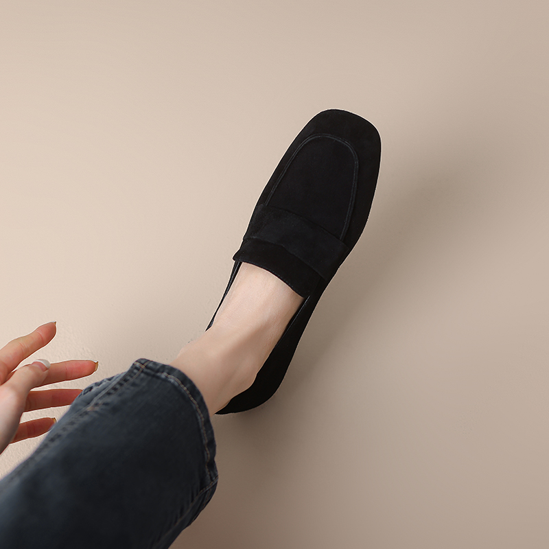 Vintage Round-Toe Slip-On Loafers in Suede Sheepskin with Flat Rubber Sole - Comfortable Retro Style Footwear Vintage Round-Toe Slip-On Loafers in Suede Sheepskin with Flat Rubber Sole - Comfortable Retro Style Footwear