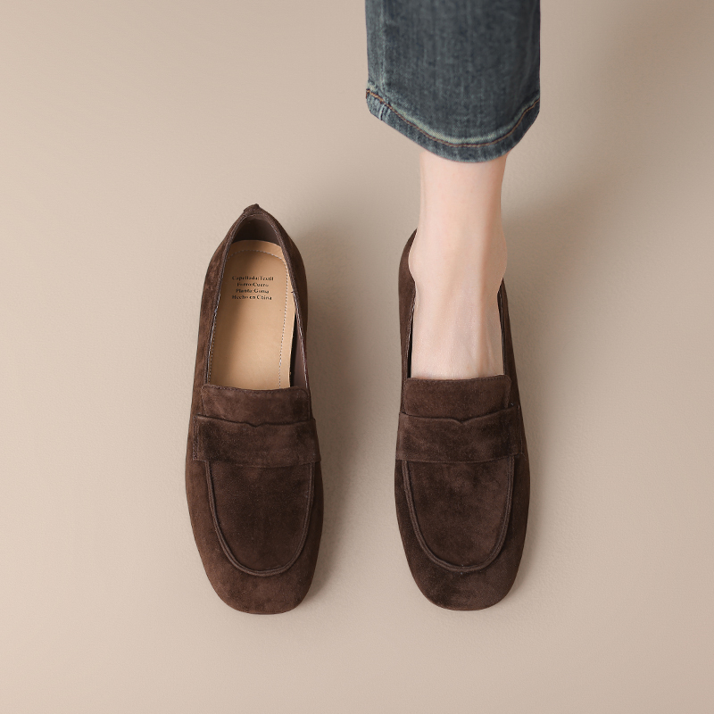 Vintage Round-Toe Slip-On Loafers in Suede Sheepskin with Flat Rubber Sole - Comfortable Retro Style Footwear Vintage Round-Toe Slip-On Loafers in Suede Sheepskin with Flat Rubber Sole - Comfortable Retro Style Footwear