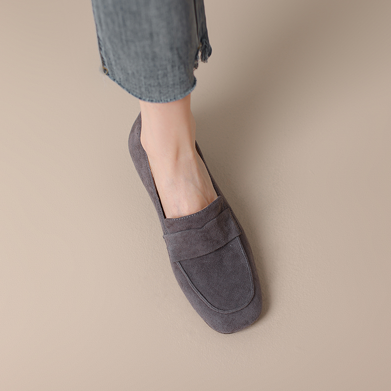 Vintage Round-Toe Slip-On Loafers in Suede Sheepskin with Flat Rubber Sole - Comfortable Retro Style Footwear