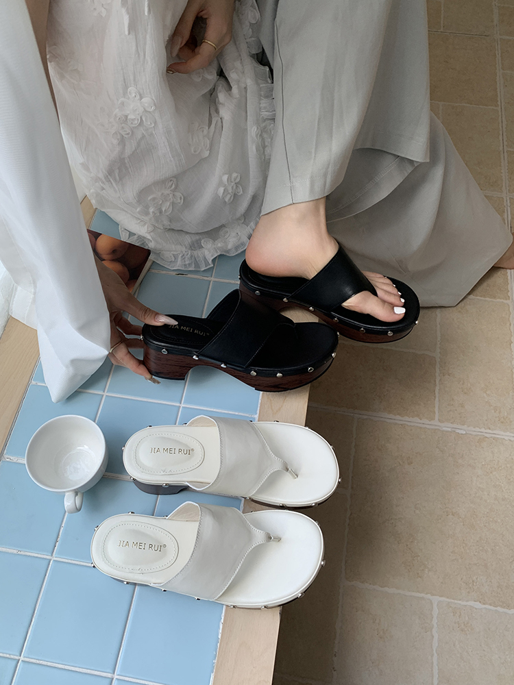 Vintage Thick-Soled Platform Flip-Flops - Summer 2025 Thong Sandals for Outdoor Wear & Skirts - Y2K Style Vintage Thick-Soled Platform Flip-Flops - Summer 2025 Thong Sandals for Outdoor Wear & Skirts - Y2K Style