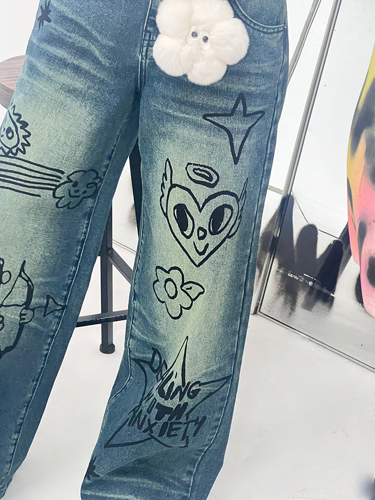 Vintage Washed Blue Denim Wide-Leg Jeans with Graffiti Print - Loose Fit, 90s Style, Fashionable Streetwear Vintage Washed Blue Denim Wide-Leg Jeans with Graffiti Print - Loose Fit, 90s Style, Fashionable Streetwear