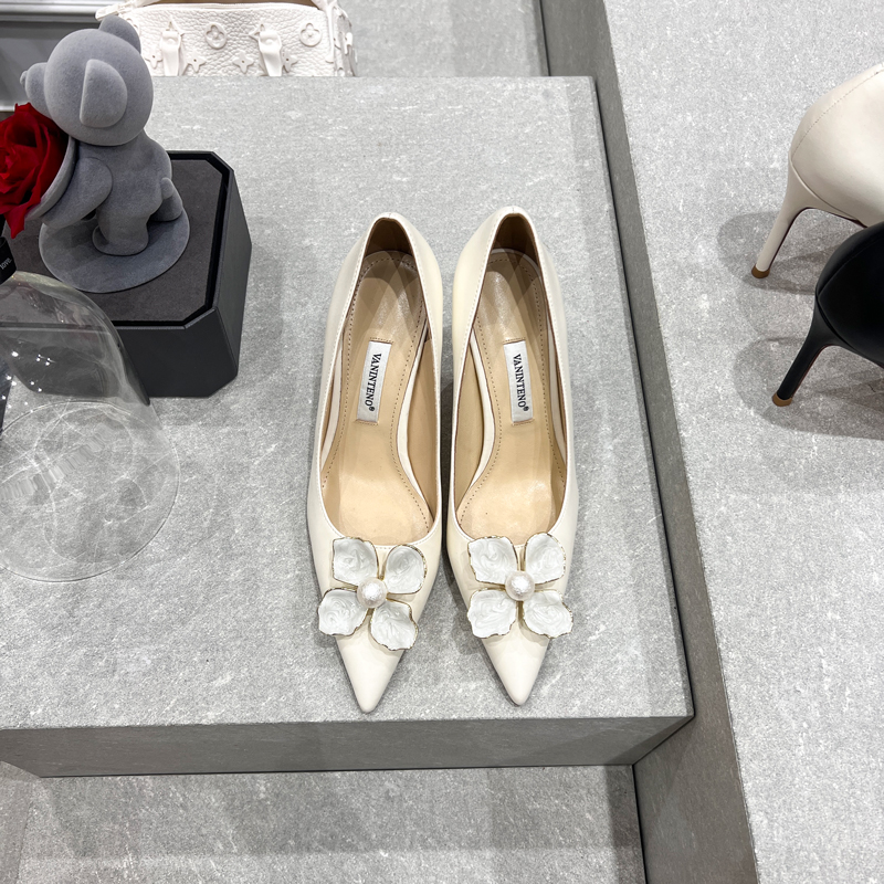 White Genuine Leather Fairy Style Pointed Toe High Heels for Women - Fresh Gardenia Design, Elegant Temperament, Perfect for Any Occasion White Genuine Leather Fairy Style Pointed Toe High Heels for Women - Fresh Gardenia Design, Elegant Temperament, Perfect for Any Occasion