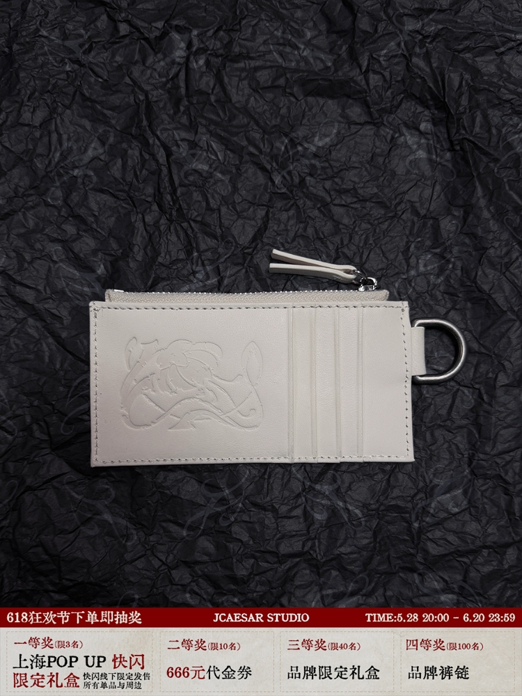 White Iris Flower Card Holder - Elegant White Card Bag, Perfect for Members, Floral Design, Chic Accessory for Everyday Use