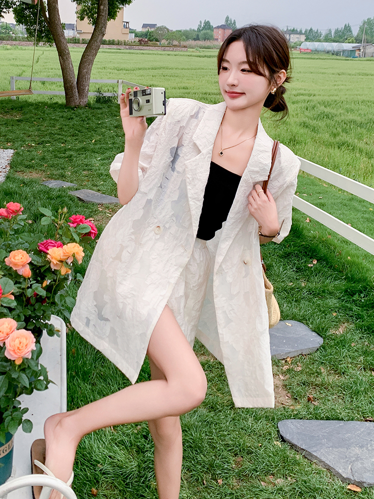 White Short-Sleeve Suit Set for Women - Stylish Summer Outfit, High-Quality Professional Shorts, Trendy OOTD