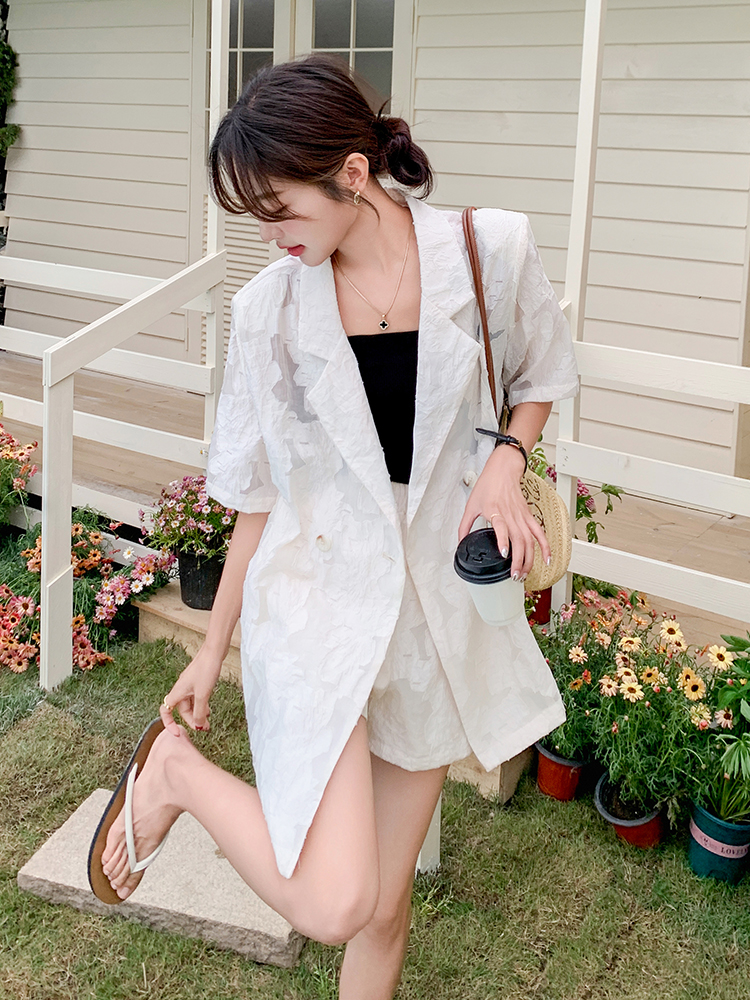 White Short-Sleeve Suit Set for Women - Stylish Summer Outfit, High-Quality Professional Shorts, Trendy OOTD White Short-Sleeve Suit Set for Women - Stylish Summer Outfit, High-Quality Professional Shorts, Trendy OOTD