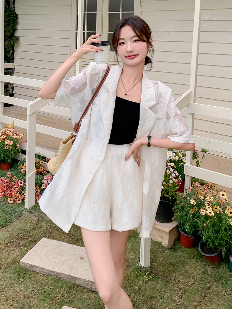 White Short-Sleeve Suit Set for Women - Stylish Summer Outfit, High-Quality Professional Shorts, Trendy OOTD White Short-Sleeve Suit Set for Women - Stylish Summer Outfit, High-Quality Professional Shorts, Trendy OOTD