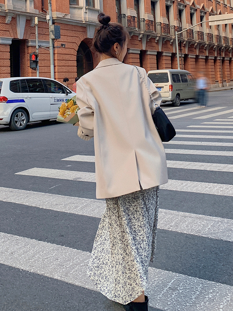 White Single-Breasted Suit Jacket for Women - Spring 2025 Fashion, Stylish and Trendy Office Wear, Chic Minimalist Look White Single-Breasted Suit Jacket for Women - Spring 2025 Fashion, Stylish and Trendy Office Wear, Chic Minimalist Look