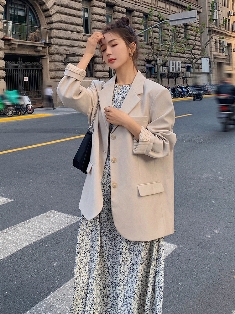 White Single-Breasted Suit Jacket for Women - Spring 2025 Fashion, Stylish and Trendy Office Wear, Chic Minimalist Look White Single-Breasted Suit Jacket for Women - Spring 2025 Fashion, Stylish and Trendy Office Wear, Chic Minimalist Look