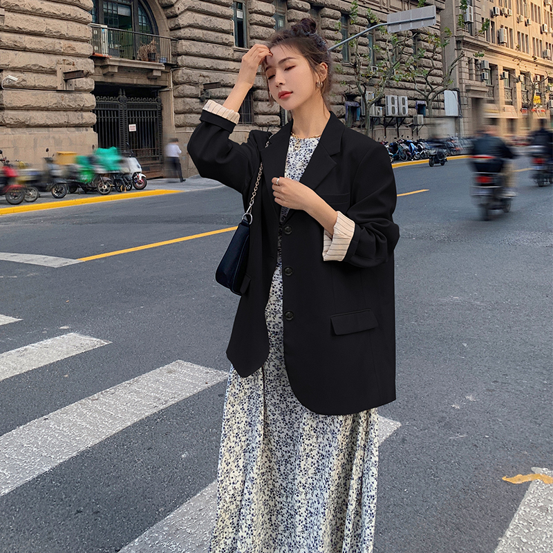 White Single-Breasted Suit Jacket for Women - Spring 2025 Fashion, Stylish and Trendy Office Wear, Chic Minimalist Look White Single-Breasted Suit Jacket for Women - Spring 2025 Fashion, Stylish and Trendy Office Wear, Chic Minimalist Look