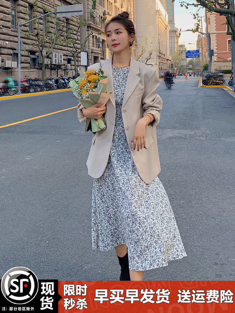 White Single-Breasted Suit Jacket for Women - Spring 2025 Fashion, Stylish and Trendy Office Wear, Chic Minimalist Look White Single-Breasted Suit Jacket for Women - Spring 2025 Fashion, Stylish and Trendy Office Wear, Chic Minimalist Look