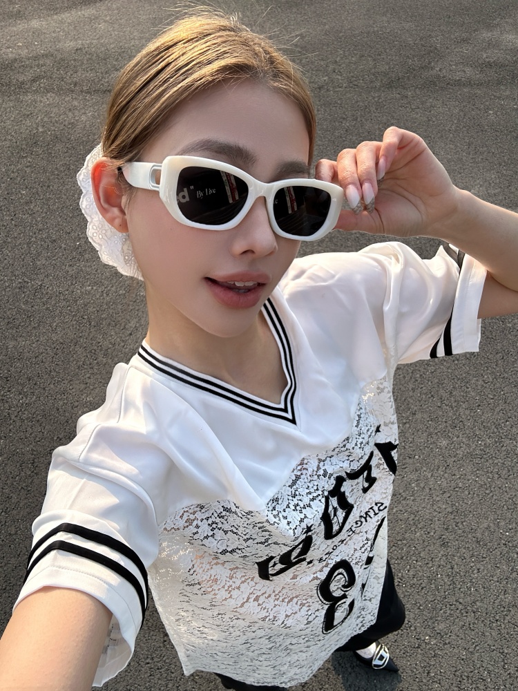 White Thick-Bordered Cat-Eye Sunglasses for Women - Trendy European American Style, High-End Fashion for Street Photography and Sun Protection White Thick-Bordered Cat-Eye Sunglasses for Women - Trendy European American Style, High-End Fashion for Street Photography and Sun Protection