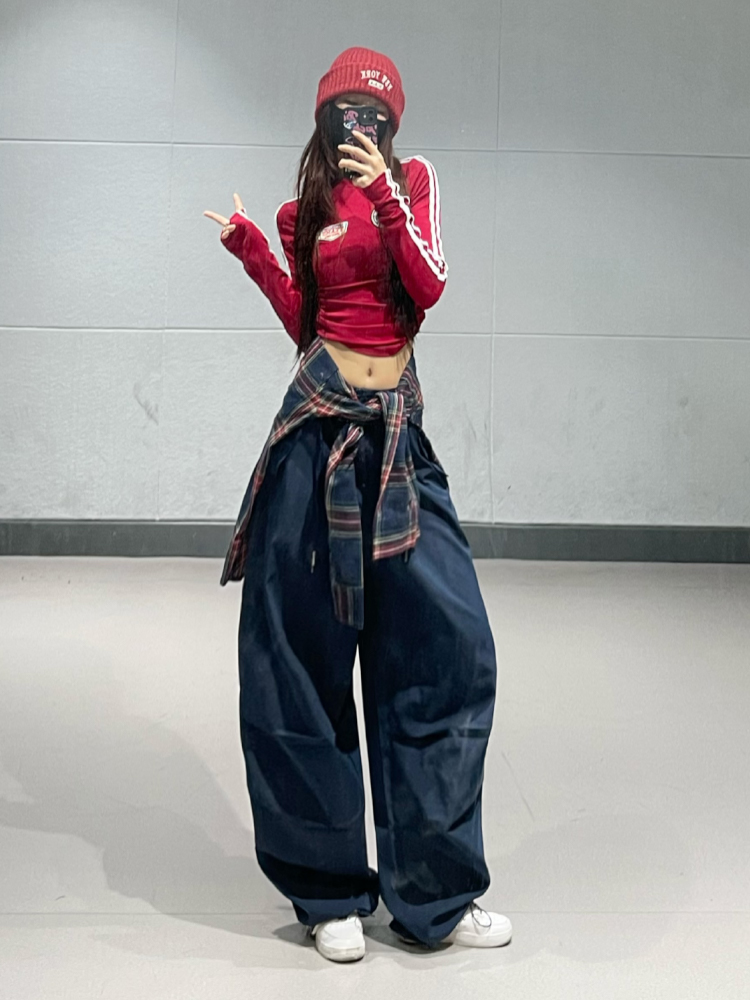 Wine Red Striped Jazz Dance Outfit: Retro Short Tight Top with Navy Quick-Dry Cargo Pants for 90s Inspired Style