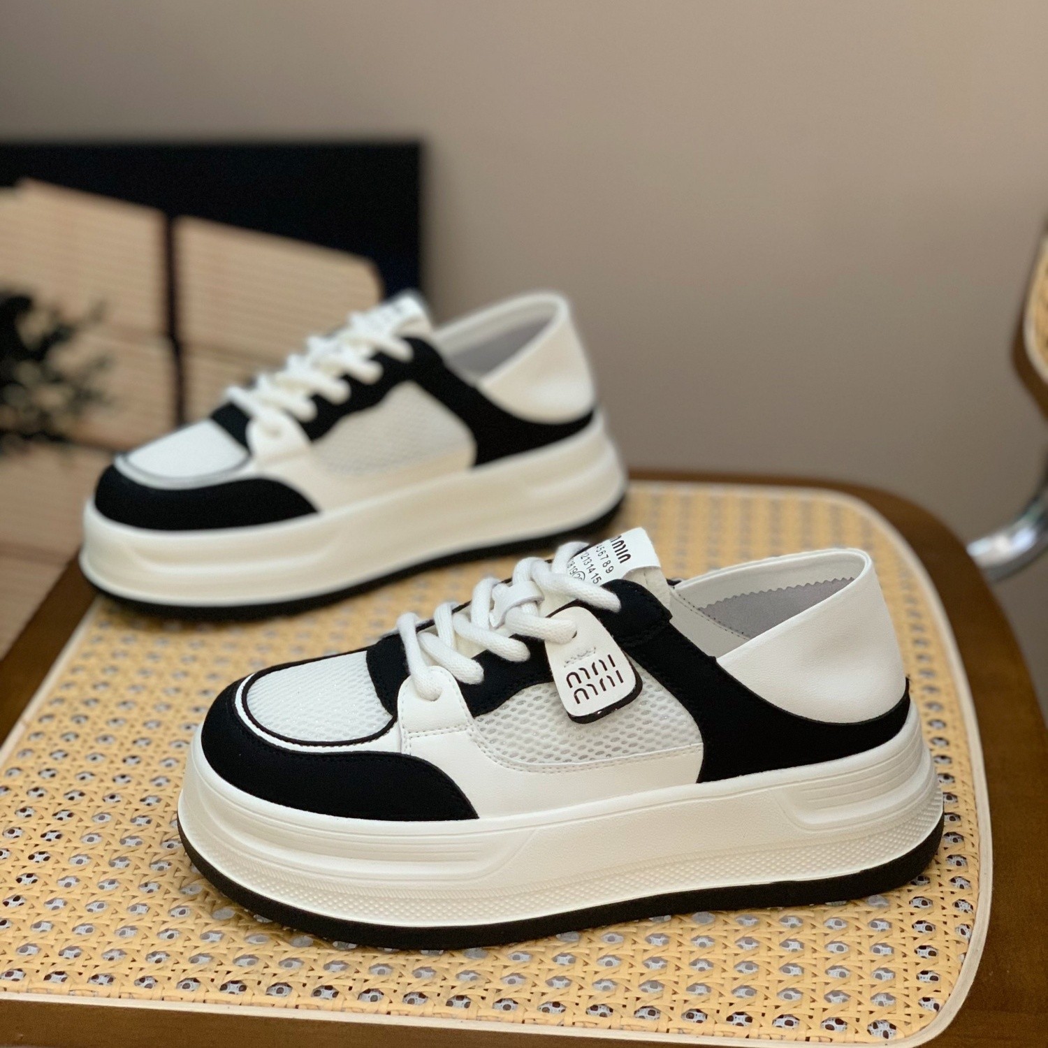 Women's Casual Lace-Up Breathable White Sneakers with Thick Soles - Genuine Leather, Versatile Summer 2025 Style, Trendy Footwear Women's Casual Lace-Up Breathable White Sneakers with Thick Soles - Genuine Leather, Versatile Summer 2025 Style, Trendy Footwear
