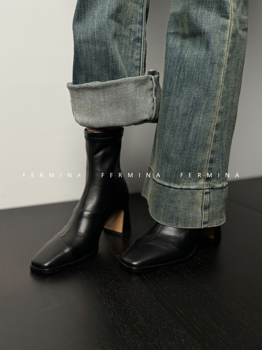 Women’s Chunky Heeled Square-Toed Black Ankle Boots - Versatile Autumn Winter Fashion for Trendy Looks Women’s Chunky Heeled Square-Toed Black Ankle Boots - Versatile Autumn Winter Fashion for Trendy Looks