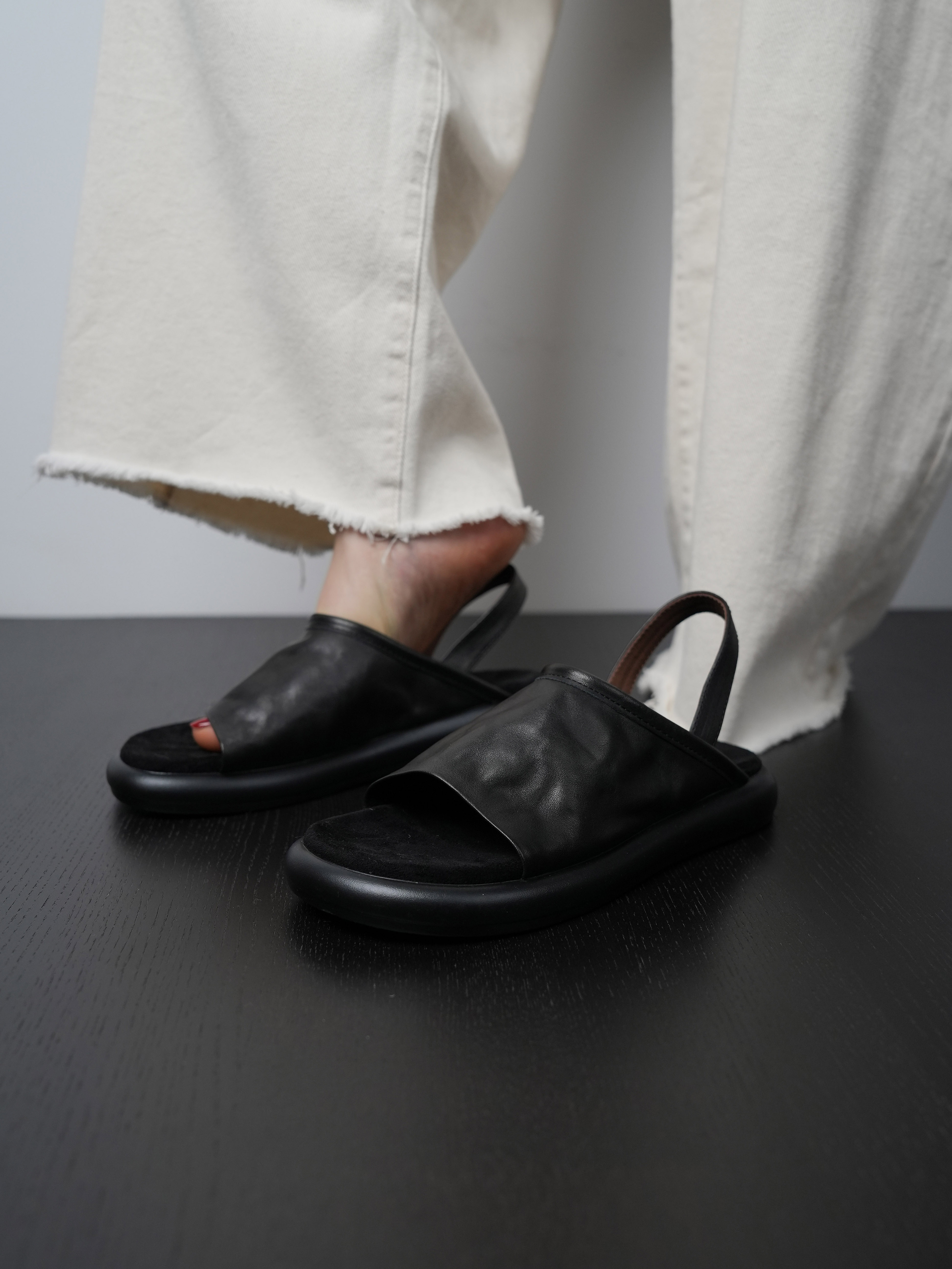 Women's Comfortable Leather Flat Casual Sandals - Thick-Soled Open-Toe Beach Shoes for Summer Vacation Travel