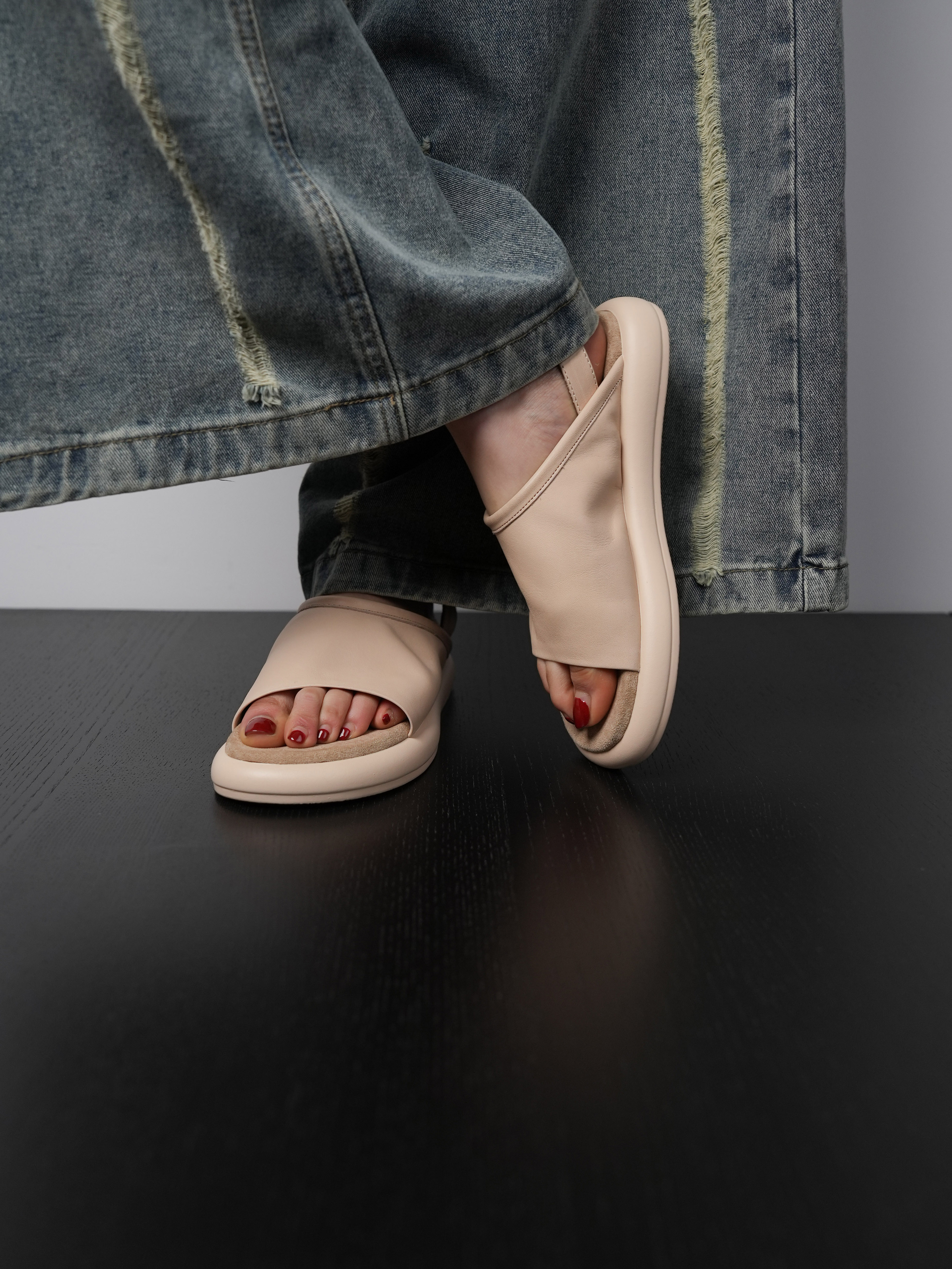 Women's Comfortable Leather Flat Casual Sandals - Thick-Soled Open-Toe Beach Shoes for Summer Vacation Travel Women's Comfortable Leather Flat Casual Sandals - Thick-Soled Open-Toe Beach Shoes for Summer Vacation Travel