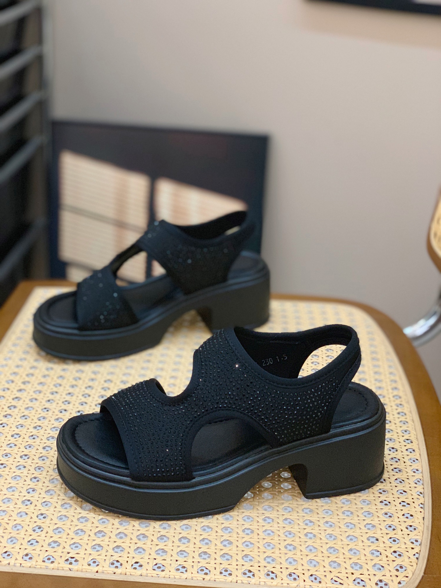 Women's European Station Roman Sandals - 2025 Summer Retro Thick-Soled Lightweight Diamond Design, Versatile Fashion Footwear