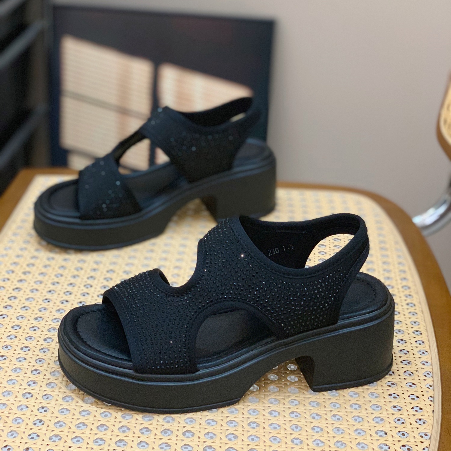 Women's European Station Roman Sandals - 2025 Summer Retro Thick-Soled Lightweight Diamond Design, Versatile Fashion Footwear