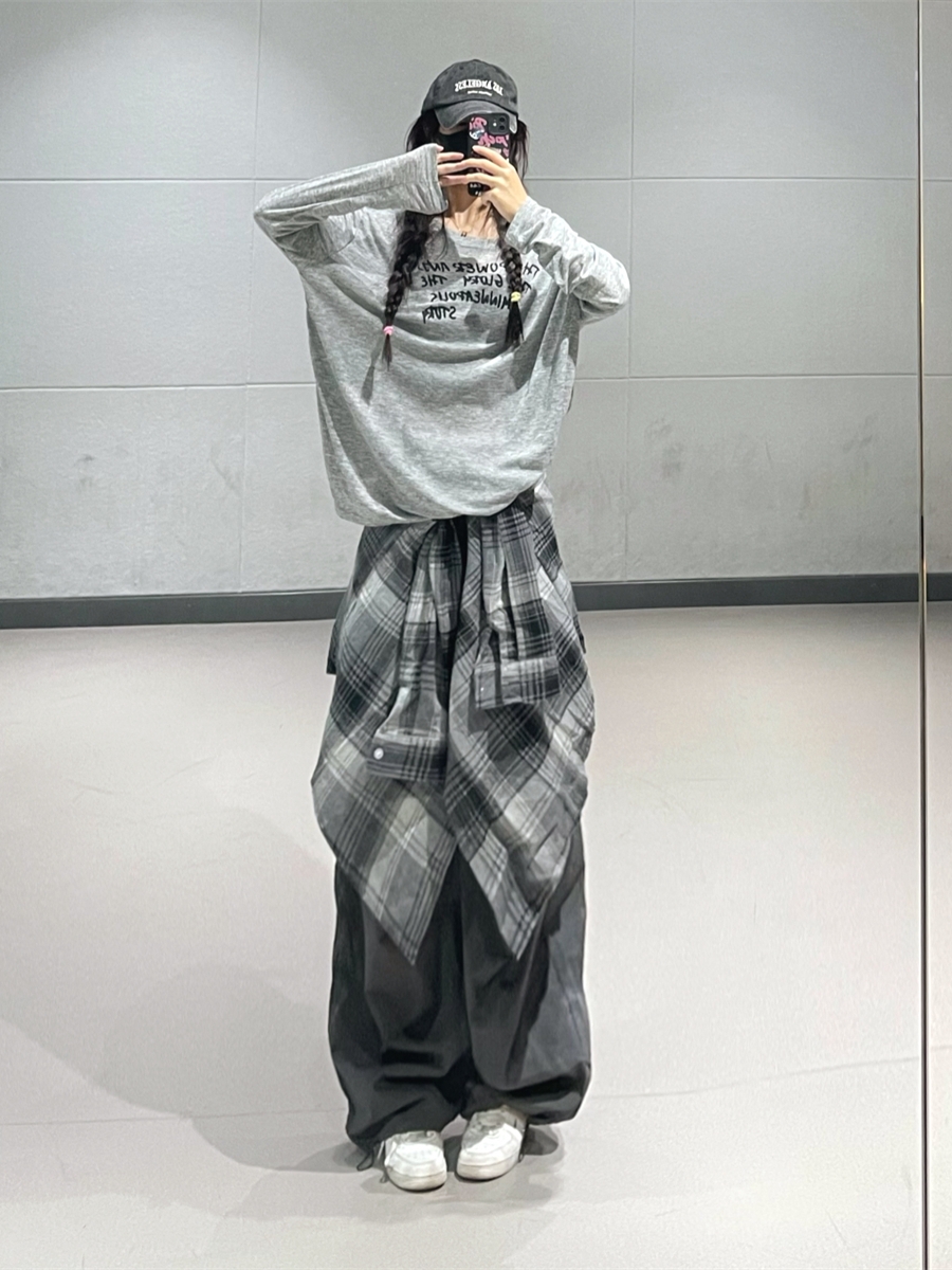 Women's Gray Letter Long-Sleeve Top and Dark Gray Quick-Dry Cargo Pants Jazz Dance Outfit, Perfect for Active Wear and Dance Classes Women's Gray Letter Long-Sleeve Top and Dark Gray Quick-Dry Cargo Pants Jazz Dance Outfit, Perfect for Active Wear and Dance Classes