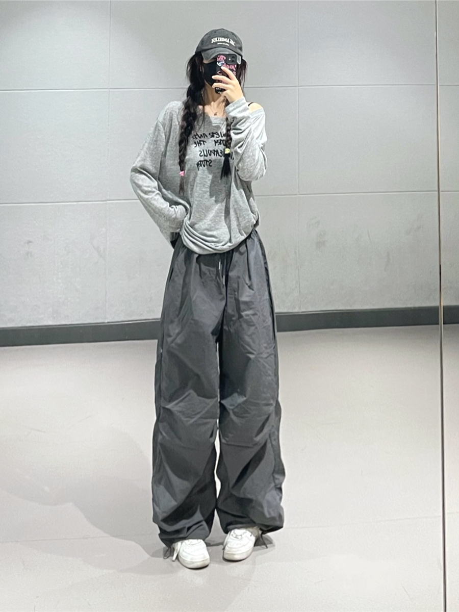 Women's Gray Letter Long-Sleeve Top and Dark Gray Quick-Dry Cargo Pants Jazz Dance Outfit, Perfect for Active Wear and Dance Classes Women's Gray Letter Long-Sleeve Top and Dark Gray Quick-Dry Cargo Pants Jazz Dance Outfit, Perfect for Active Wear and Dance Classes