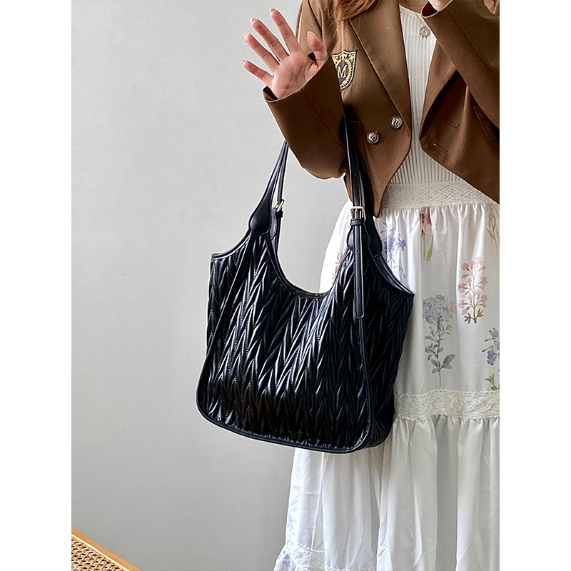 Women's High-End Shoulder Tote Bag - Large Capacity Commuter Bag for Stylish Everyday Use