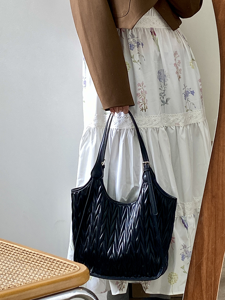 Women's High-End Shoulder Tote Bag - Large Capacity Commuter Bag for Stylish Everyday Use Women's High-End Shoulder Tote Bag - Large Capacity Commuter Bag for Stylish Everyday Use