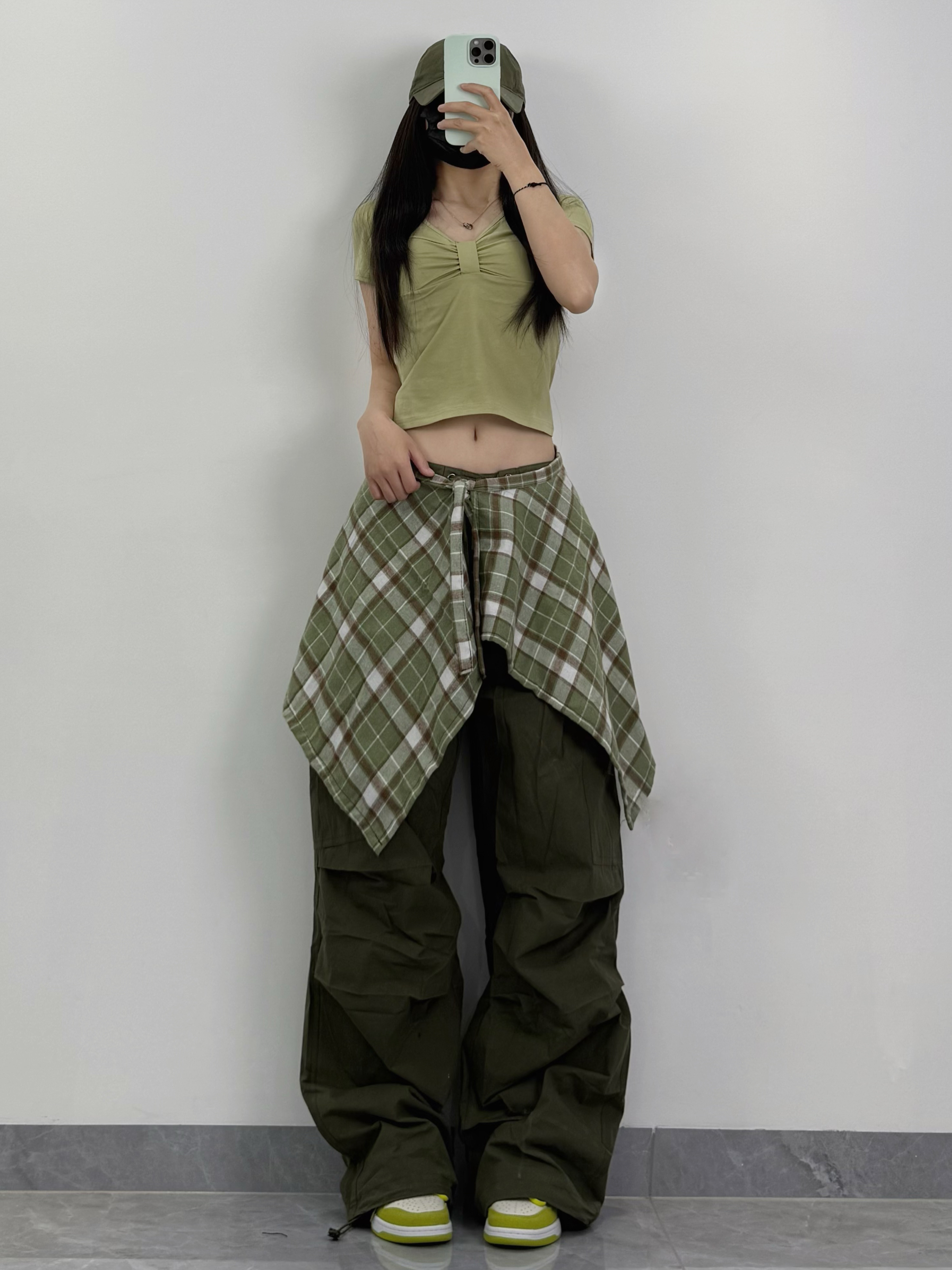 Women's Jazz Dance Outfit with Green Bow Short T-Shirt and Army Green Low Waist Straight Leg Cargo Pants - Y2K Style