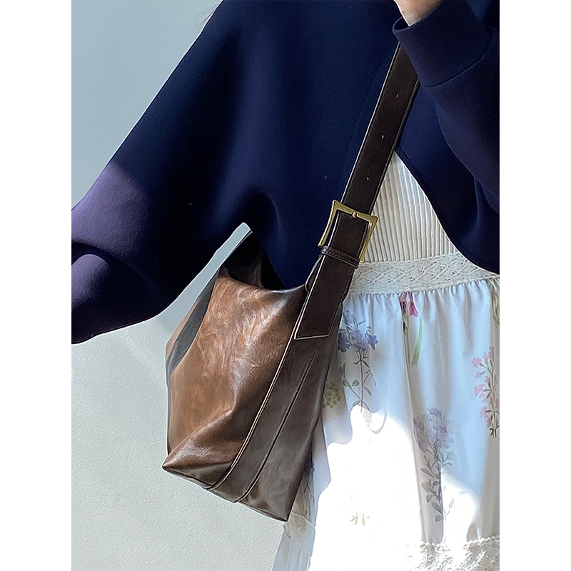 Women's Korean Style Literary Retro Tote Bag - Large Capacity Shoulder Crossbody for Commuter Chic