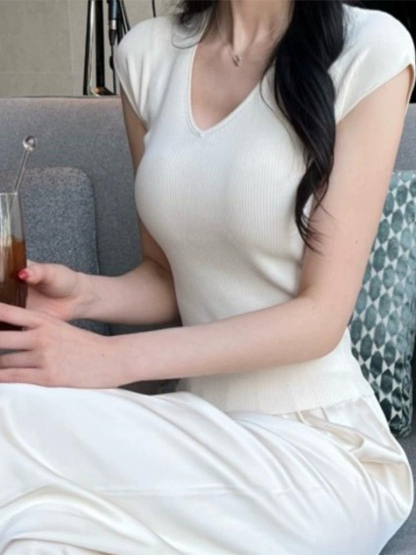 Women's Korean Style Sheer V-Neck Sleeveless Knitted Top - Versatile Slim-Fit Summer Shirt for Effortless Chic Women's Korean Style Sheer V-Neck Sleeveless Knitted Top - Versatile Slim-Fit Summer Shirt for Effortless Chic