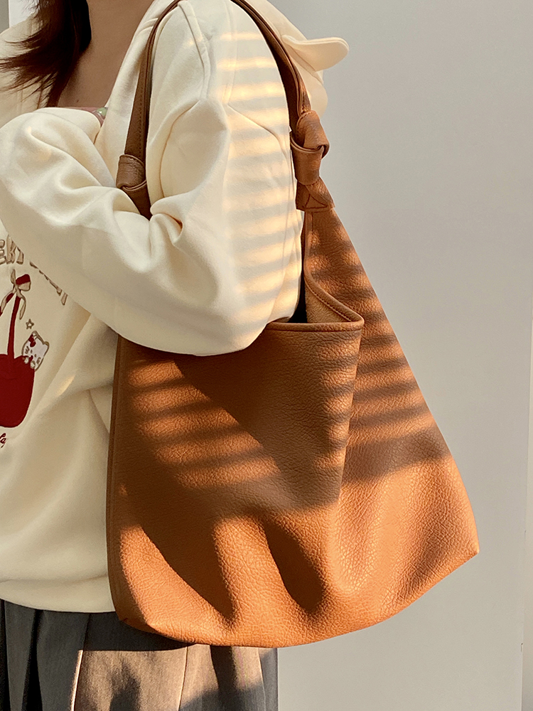 Women's Large Capacity Soft Leather Shoulder Tote Bag - Spring/Summer Commuting Style, Trendy Niche Design Women's Large Capacity Soft Leather Shoulder Tote Bag - Spring/Summer Commuting Style, Trendy Niche Design
