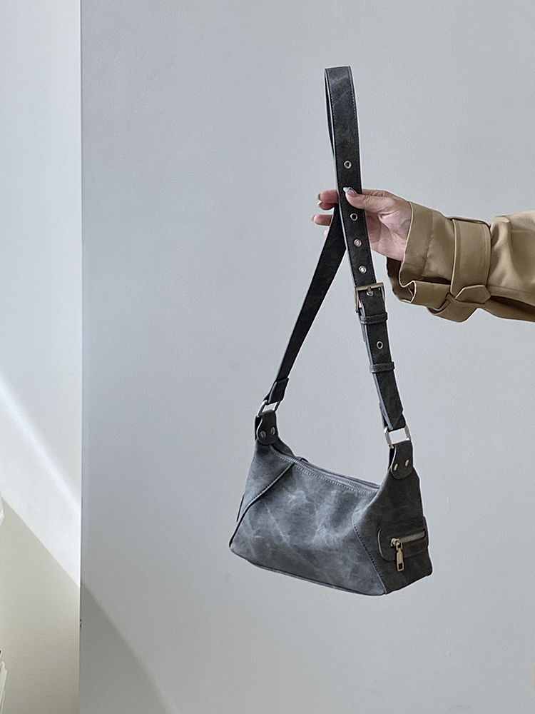 Women's Light Retro Motorcycle Pillow Shoulder Bag – Trendy Versatile Crossbody in Niche Style for 2025 Fashion Women's Light Retro Motorcycle Pillow Shoulder Bag – Trendy Versatile Crossbody in Niche Style for 2025 Fashion