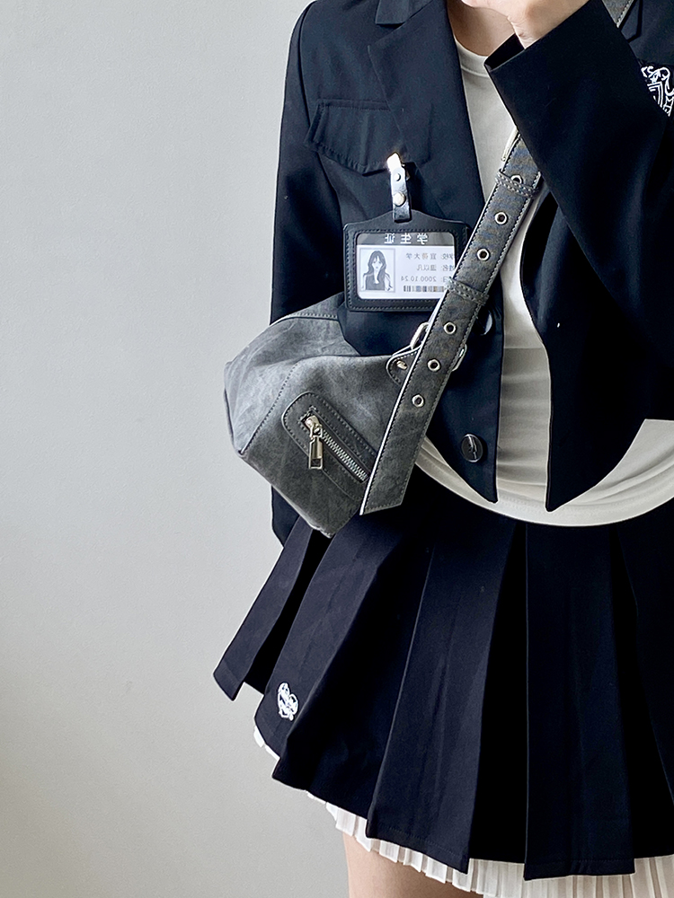 Women's Light Retro Motorcycle Pillow Shoulder Bag – Trendy Versatile Crossbody in Niche Style for 2025 Fashion Women's Light Retro Motorcycle Pillow Shoulder Bag – Trendy Versatile Crossbody in Niche Style for 2025 Fashion