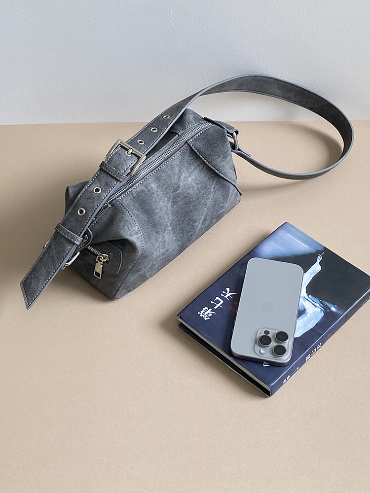 Women's Light Retro Motorcycle Pillow Shoulder Bag – Trendy Versatile Crossbody in Niche Style for 2025 Fashion Women's Light Retro Motorcycle Pillow Shoulder Bag – Trendy Versatile Crossbody in Niche Style for 2025 Fashion