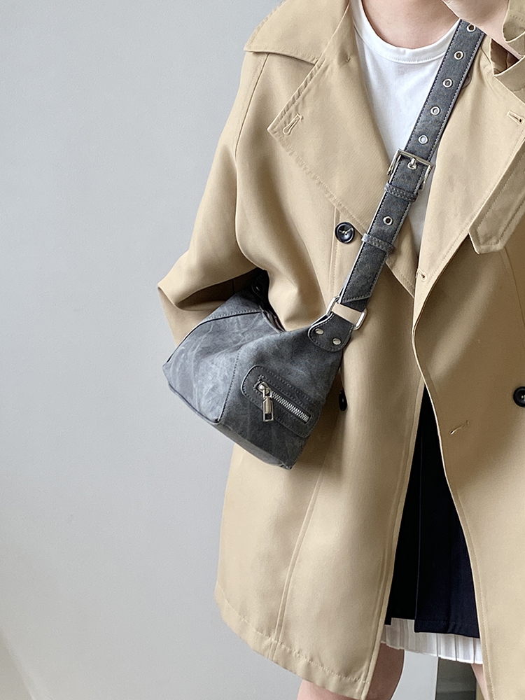 Women's Light Retro Motorcycle Pillow Shoulder Bag â€“ Trendy Versatile Crossbody in Niche Style for 2025 Fashion