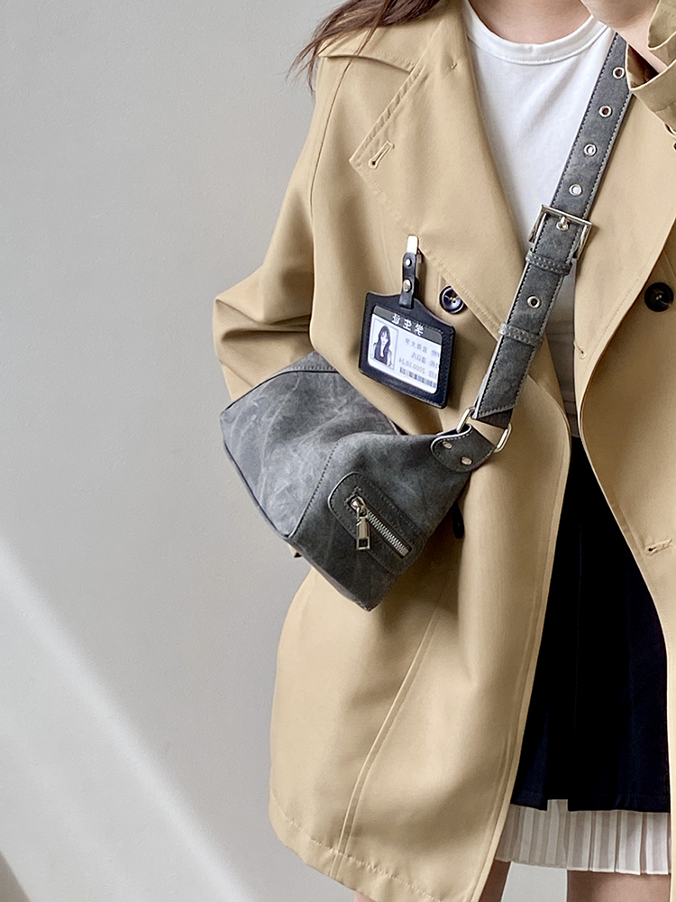 Women's Light Retro Motorcycle Pillow Shoulder Bag – Trendy Versatile Crossbody in Niche Style for 2025 Fashion Women's Light Retro Motorcycle Pillow Shoulder Bag – Trendy Versatile Crossbody in Niche Style for 2025 Fashion