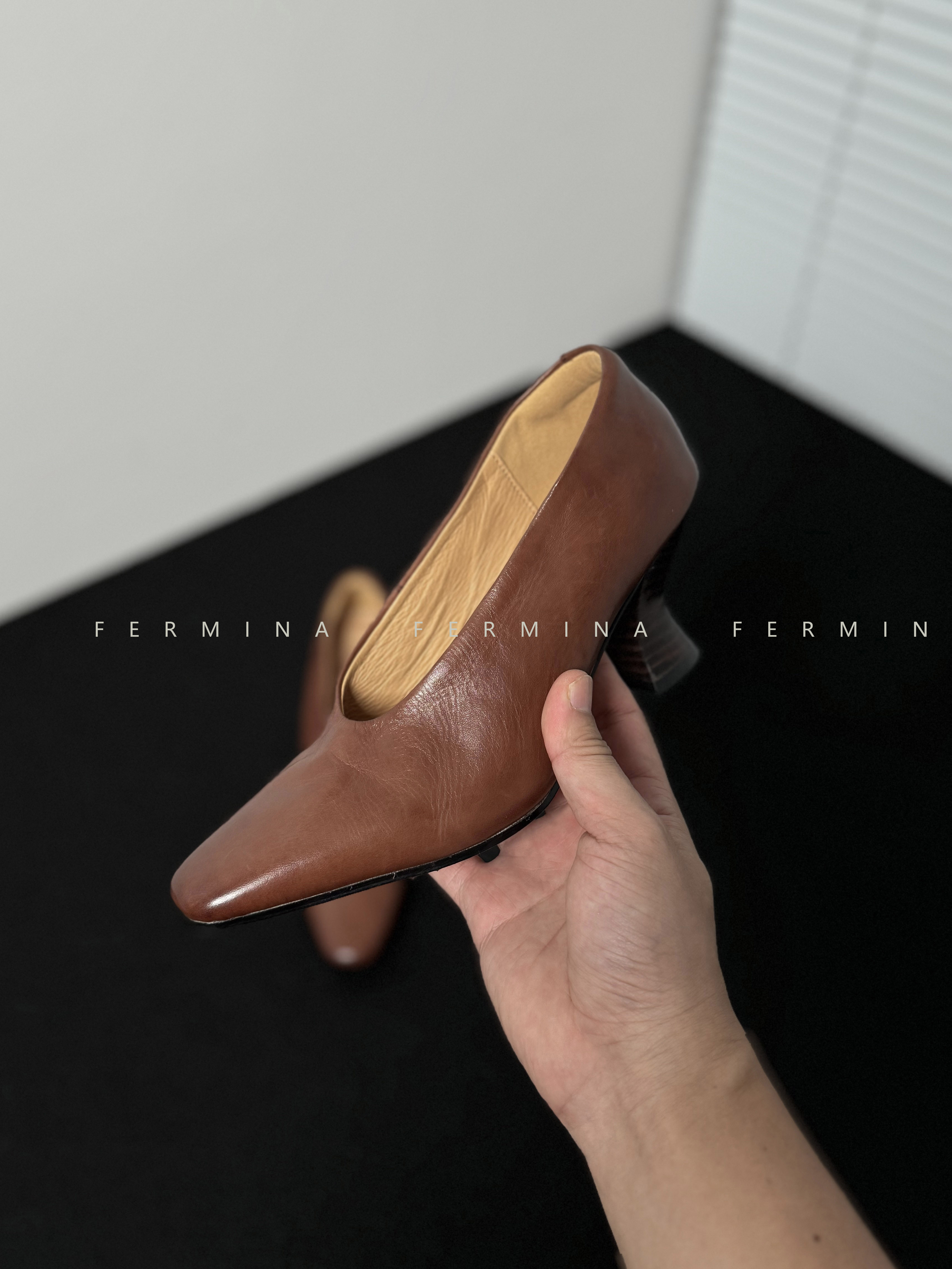 Women's Light Retro Thick Heel Single Shoes - Soft Cowhide Mid Heel Witch Style, Simple Versatile Footwear for Spring Women's Light Retro Thick Heel Single Shoes - Soft Cowhide Mid Heel Witch Style, Simple Versatile Footwear for Spring