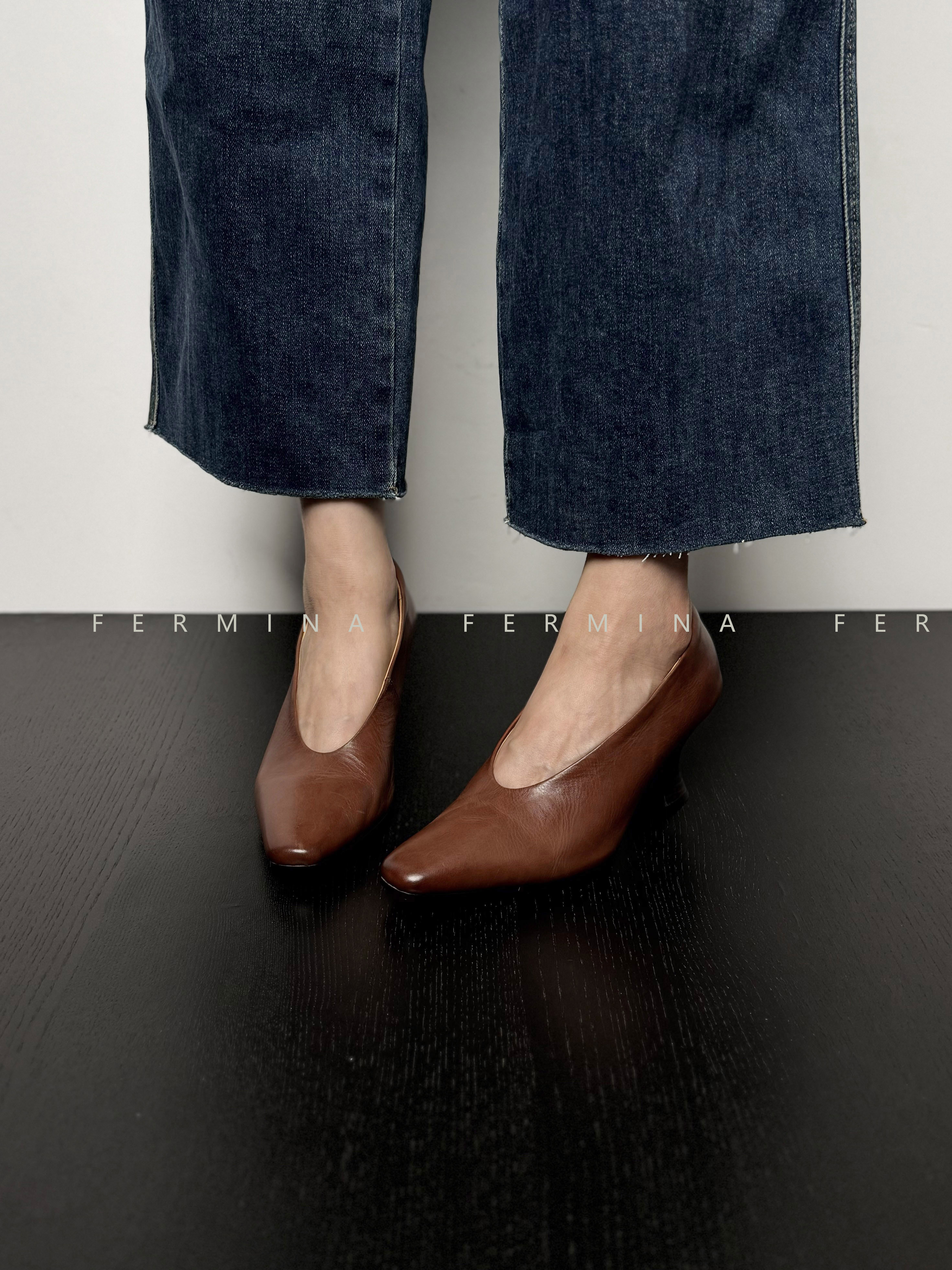 Women's Light Retro Thick Heel Single Shoes - Soft Cowhide Mid Heel Witch Style, Simple Versatile Footwear for Spring Women's Light Retro Thick Heel Single Shoes - Soft Cowhide Mid Heel Witch Style, Simple Versatile Footwear for Spring